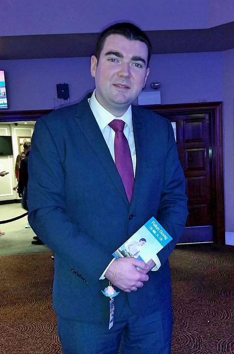 Brendan Griffin, državni ministar za turizam i sport, prihvata Falun Gong letak i ručno izrađeni papirni lotosov cvijet 