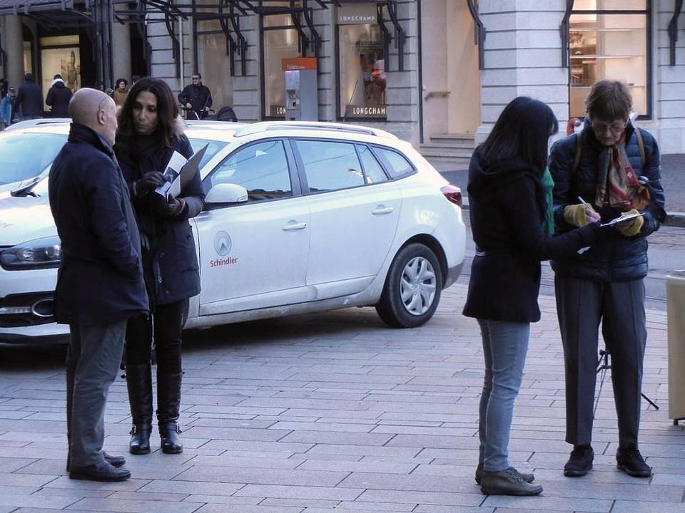 Mnogi su prolaznici potpisali peticiju nakon što su čuli za ugnjetavanje u  Kini. 