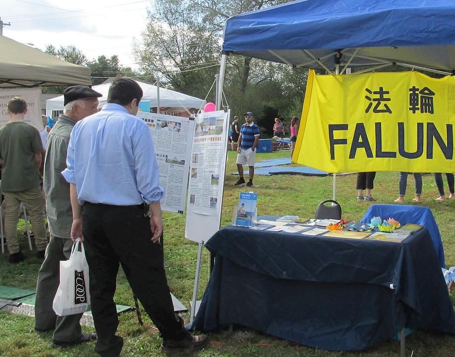 Posjetioci čitaju informativne materijale
 