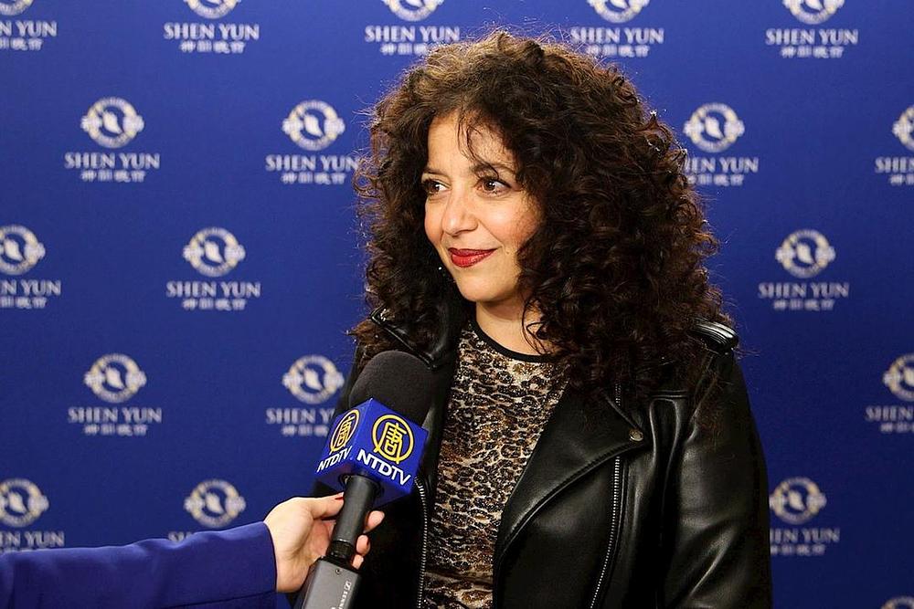 Julie Nesrallah, mezzo sopran i domaćica programera klasične muzike na CBC Radiju 2, na koncertu Simfonijskog orkestra Shen Yun u Torontu, 5. oktobra 2018.
 