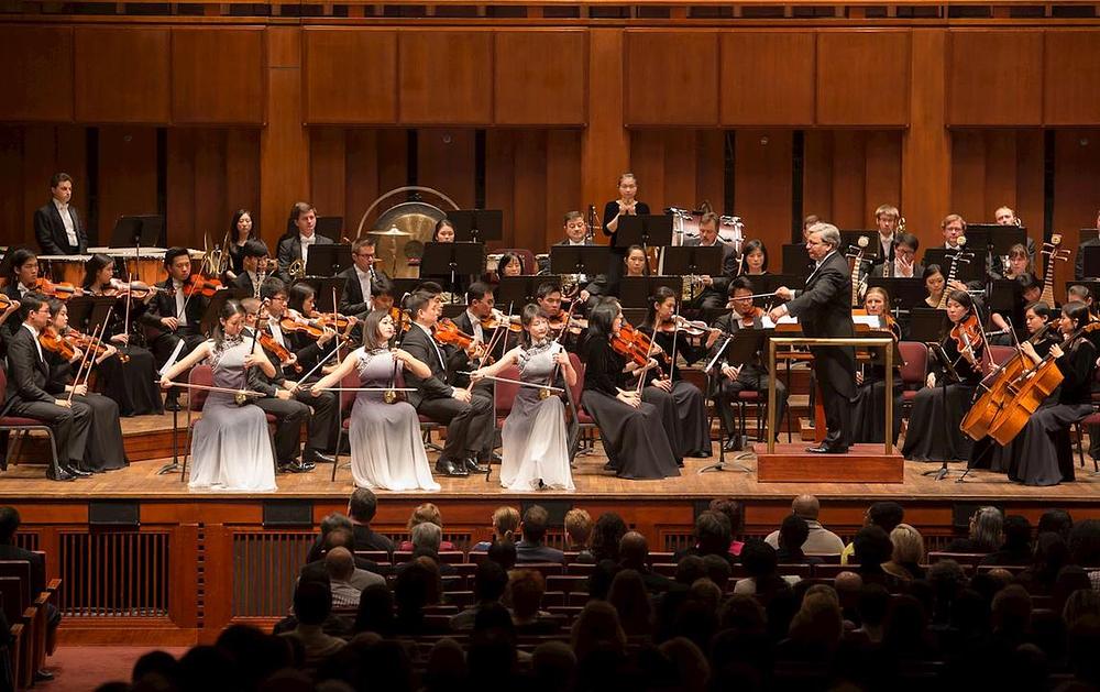 Erhu trio (na slici sa desno na lijevo) Qi Xiaochun, Linda Wang i Karen Yu u Koncertnoj dvorani Kennedy Centra