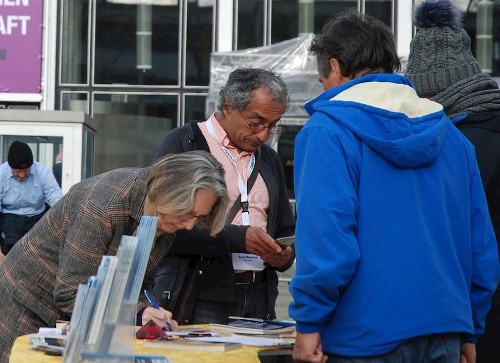 Waldemer potpisuje peticiju na putu natraga na posao