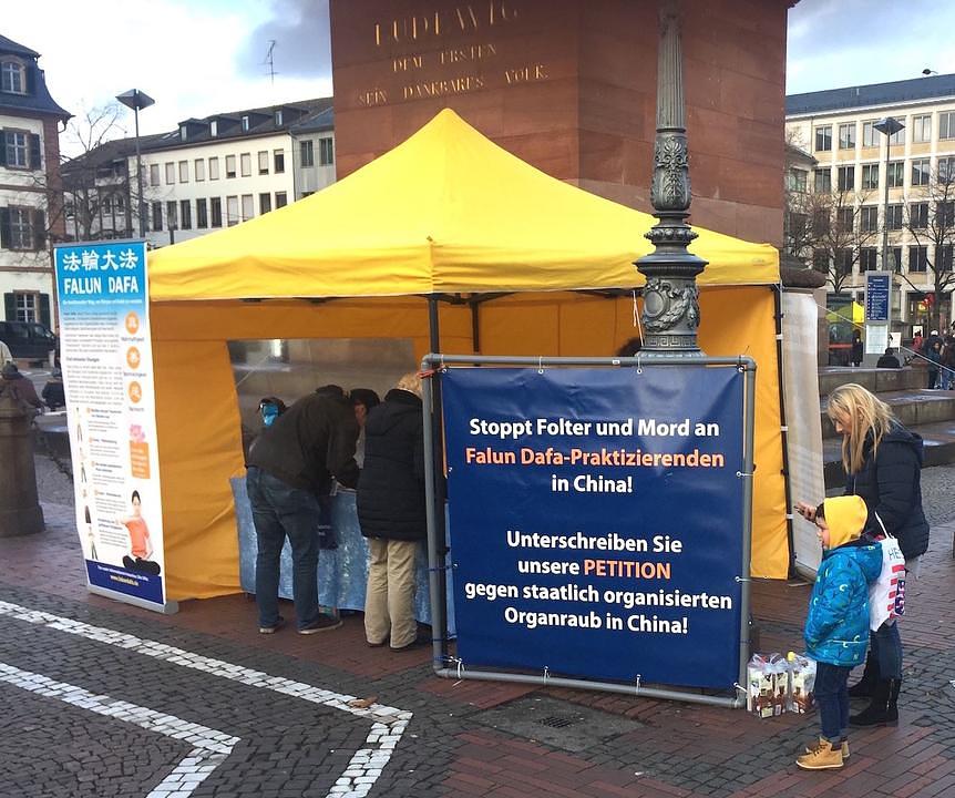 Praktikantski štand na Luisenplatzu u Darmstadtu 