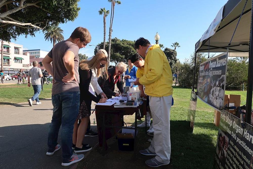 Prolaznici potpisuju peticiju koja poziva na okončanje progona u Kini 