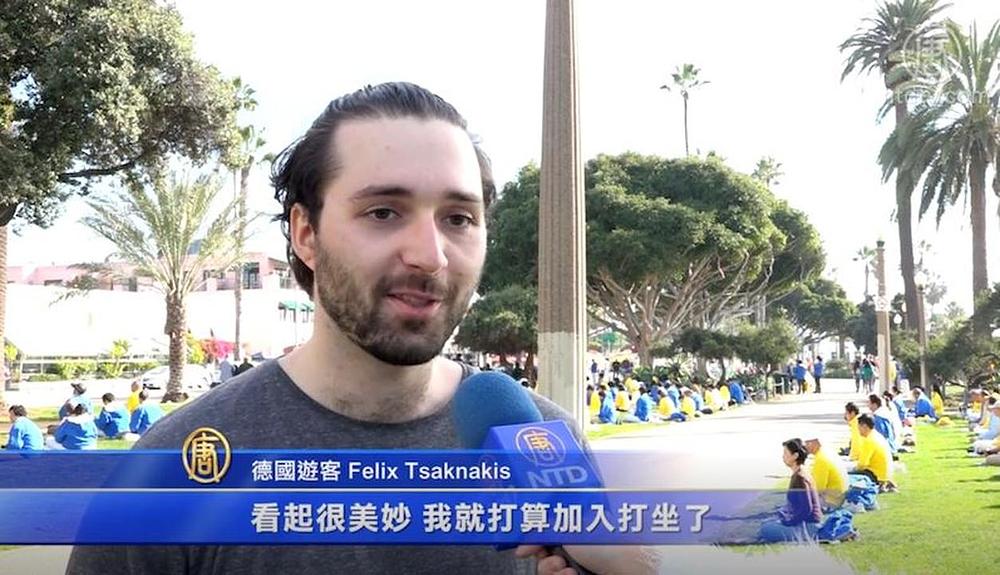 Njemački turist Felix Tsaknakis se priključio sjedećoj meditaciji 