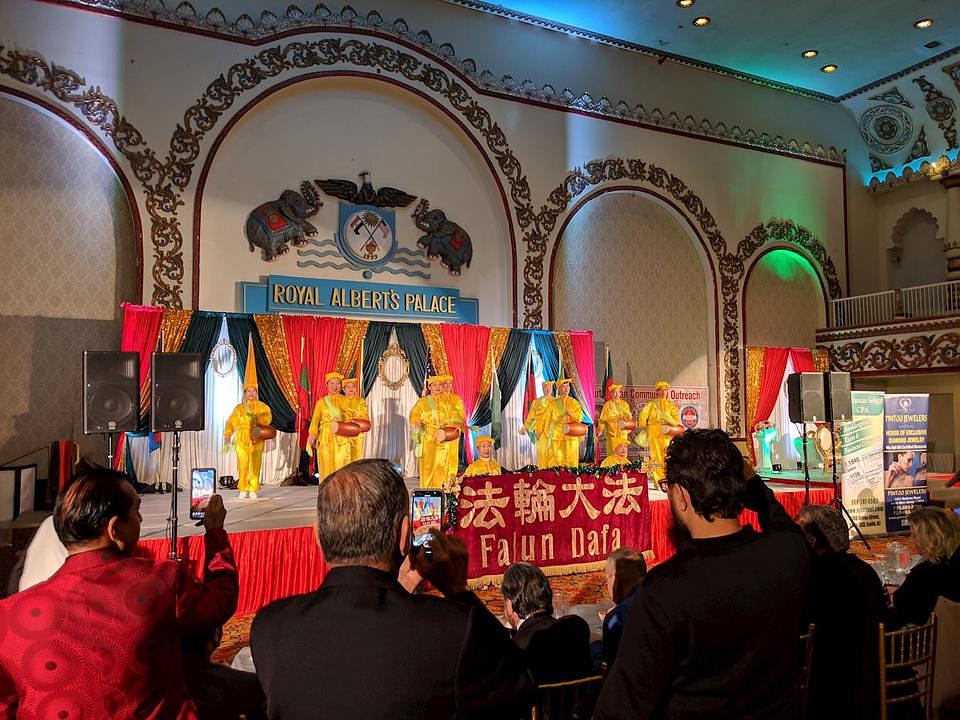 Nastup dobošarske grupe na pozornici 