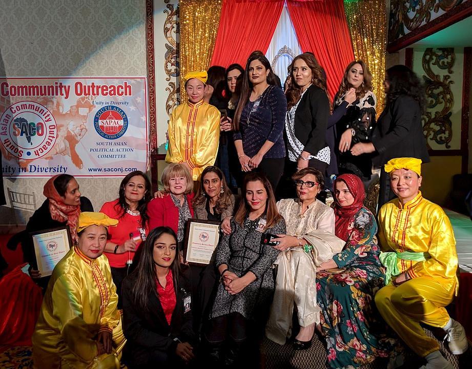 Posjetitelji pozivaju dobošarsku grupu na zajedničko fotografisanje 