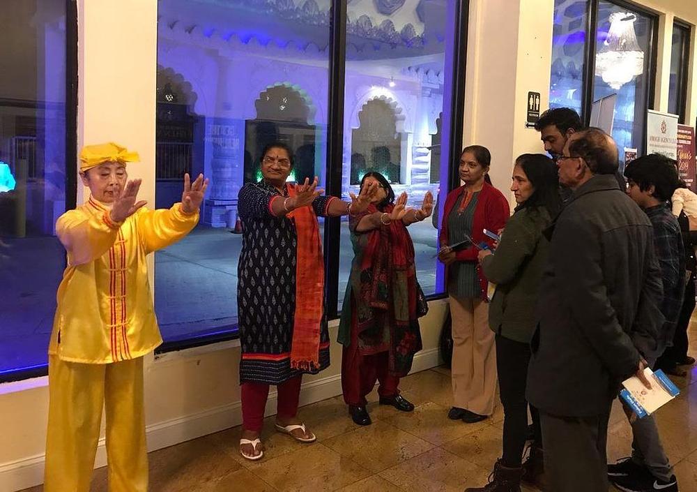 Posjetioci uče Falun Gong 