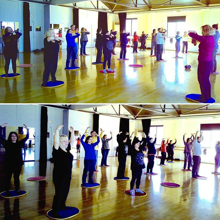 Učesnici uče Falun Gong vježbe