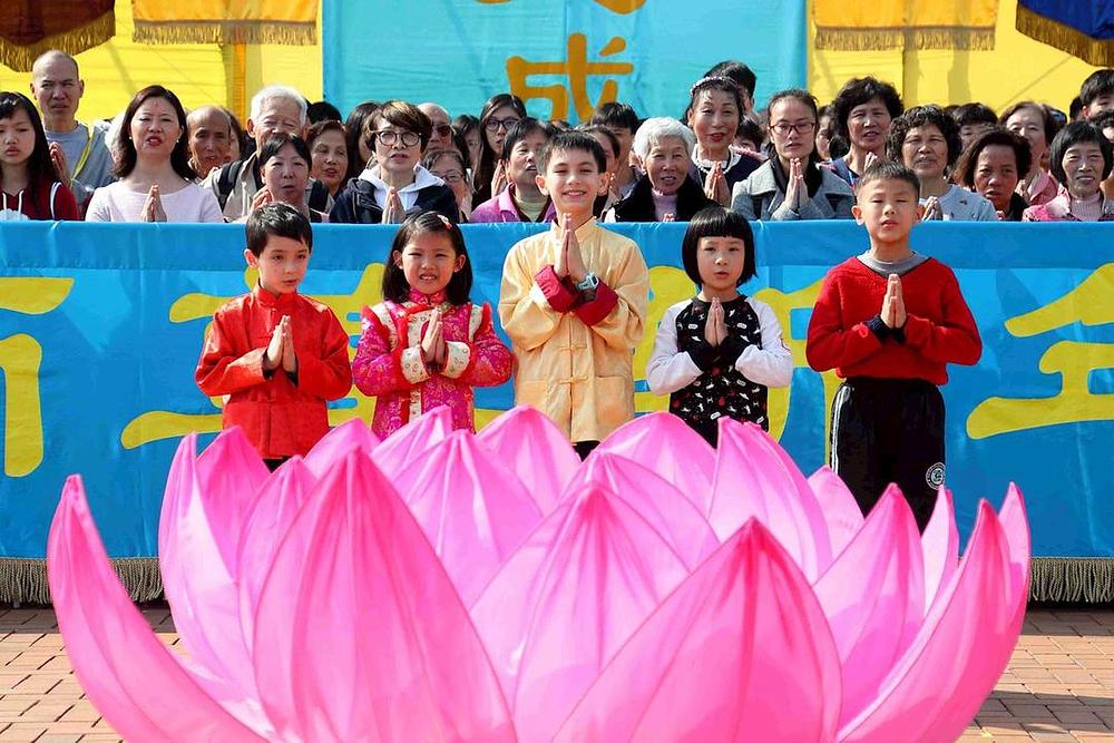 Mladi praktikanti žele Učitelju Liju srećnu Novu godinu 