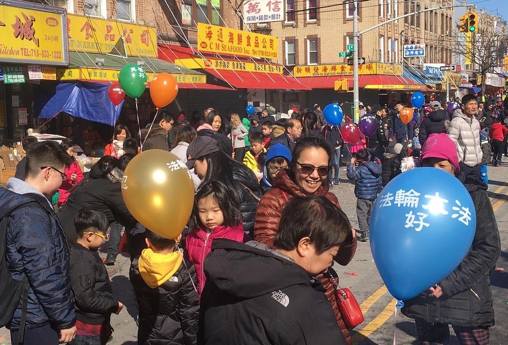 Ljudi su s radošću primali balone sa natpisom odštampanim na kineskom jeziku: "Falun Dafa je dobar".