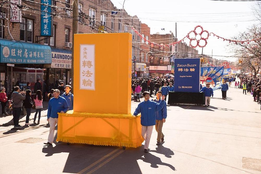 Model knjige *Zhuan Falun*, glavne knjige Falun Gonga. Ova je knjiga prevedena na 40 jezika.