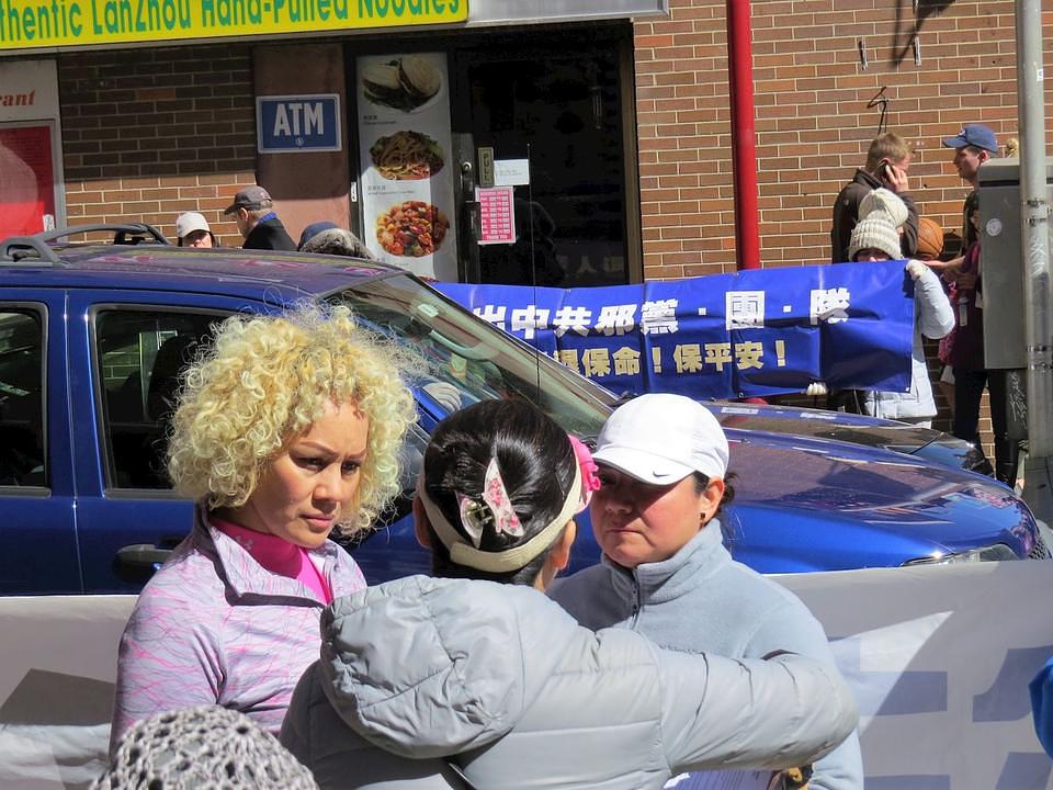 Liesbeth (lijevo) i njena prijateljica su pažljivo slušali dok im je praktikantica objašnjavala poboljšanje fizičkog zdravlja kroz prakticiranje Falun Gonga. 