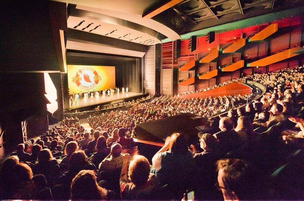 Poziv na bis u sali  Oliver McCaw Hall u Seattleu 1. aprila 2018. godine.  