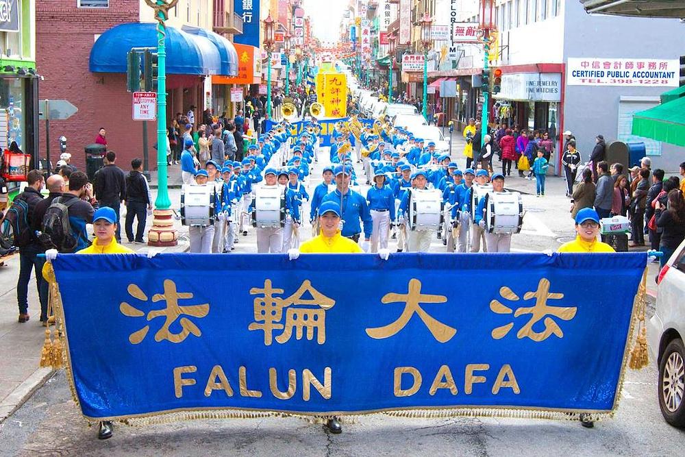 Tian Guo Marching Band je predvodio marš u San Francisku, u znak slavljenja 300 miliona istupa iz Komunističke partije