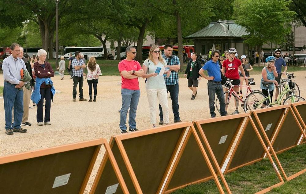 Prolaznici čitaju informacije o Falun Dafa. 