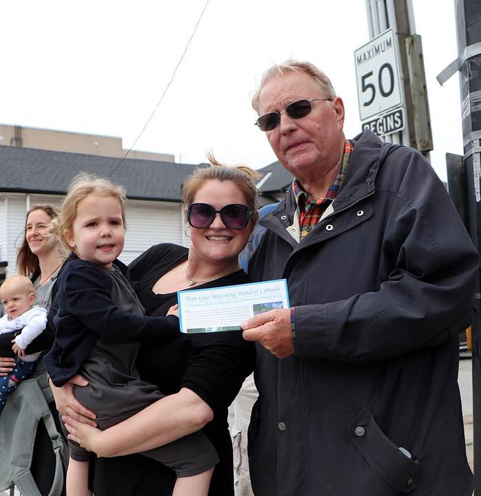 Kate (drži dijete) je rekla: "Uzbuđena sam što svake godine gledam Falun Gong. Veoma ih volim. Znam da oni nisu slobodni u Kini. Drago mi je što svoju ljepotu mogu ovdje slobodno prikazati. Progon mora prestati." Njen muž Chris se složio da Falun Gong treba biti slobodan u Kini.