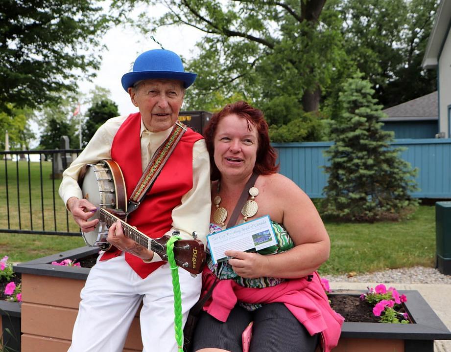 Falun Gong je na 92-godišnjeg Georgea ostavio veoma dubok utisak. "Ja ću se za njih moliti. Nadam se da će se progon uskoro biti okončan ", rekao je.