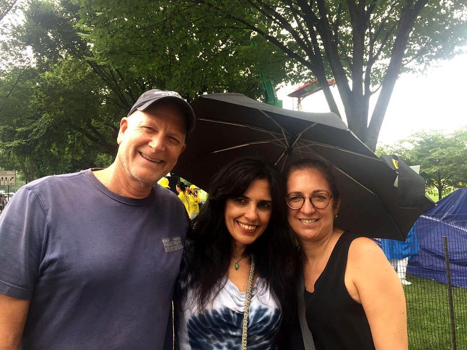 Jim i njegovi prijatelji nakon upoznavanja sa Falun Gongom