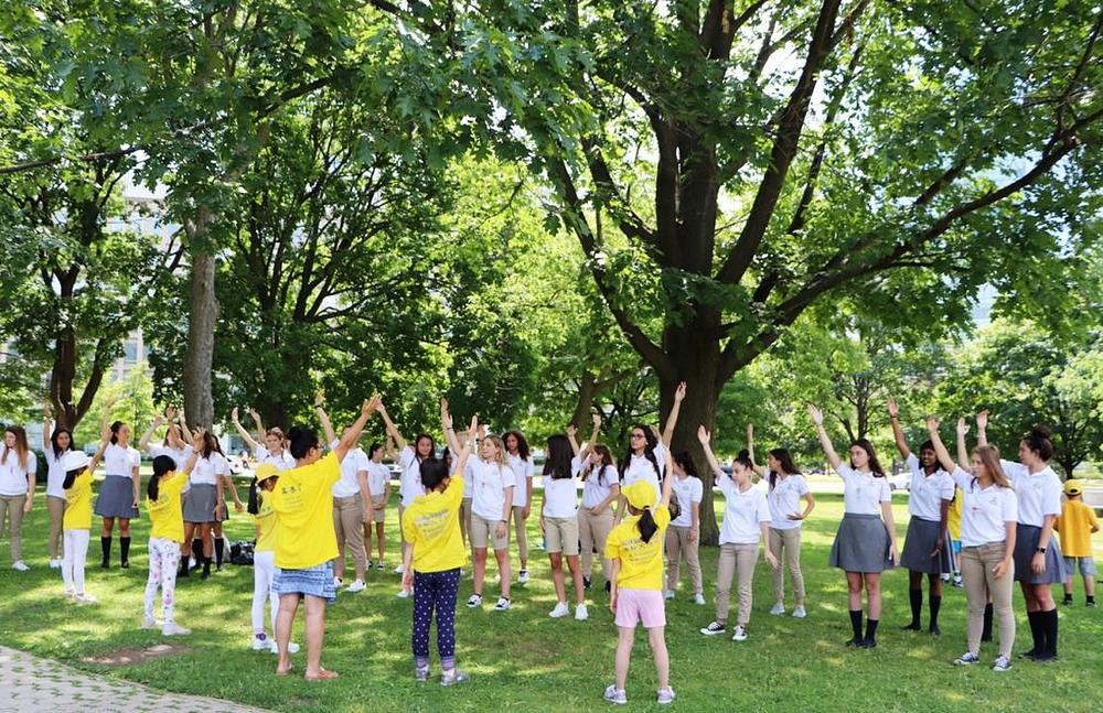 Studenti koledža rade vježbe sa mladim praktikantima