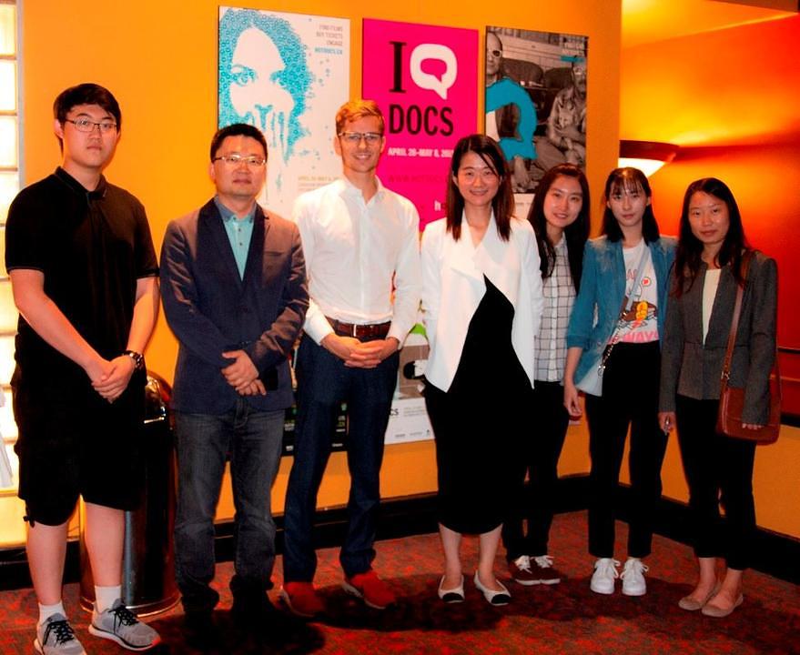 Sam Oosterhoff (treći sa lijeve strane), član Pokrajinskog parlamenta (MPP) za Niagara West, je snimio zajedničku fotografiju sa praktikantima Falun Gonga i režiserom Leonom Leejem (drugi sa lijeve strane).