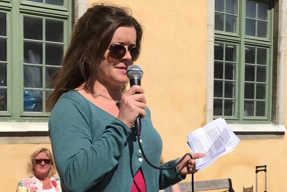 Aktivista za ljudska prava Petra Lindberg govori na manifestaciji