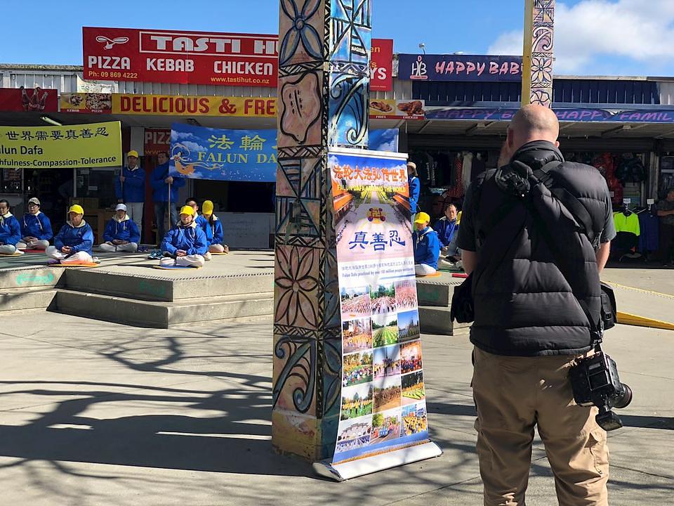 Fotograf iz Stuff-a, najveće novinske internet stranice na Novom Zelandu, snima praktikante