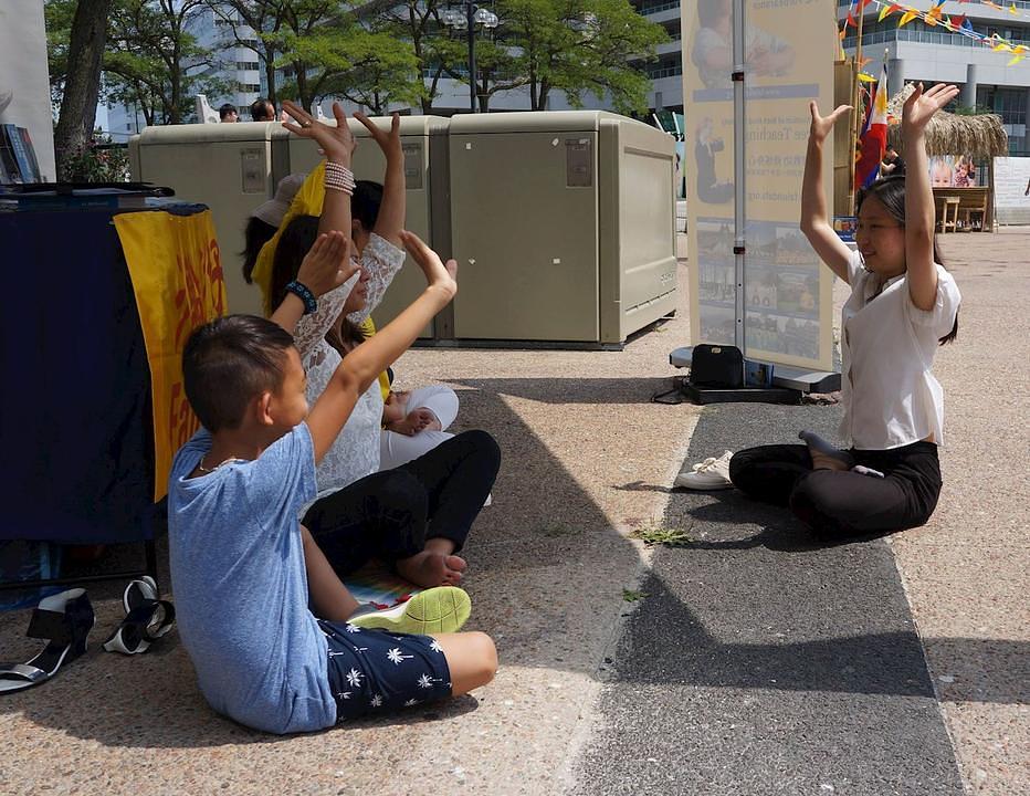 Chirky Delmar (druga na slici s lijeve strane) i njen sin uče vježbe