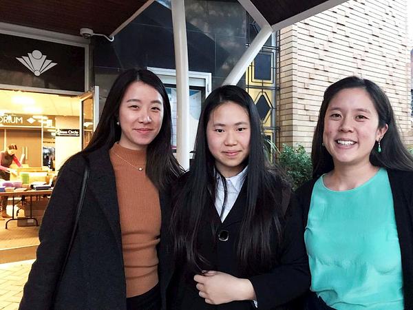 Pearl (lijevo) i Kuting (u sredini)
 