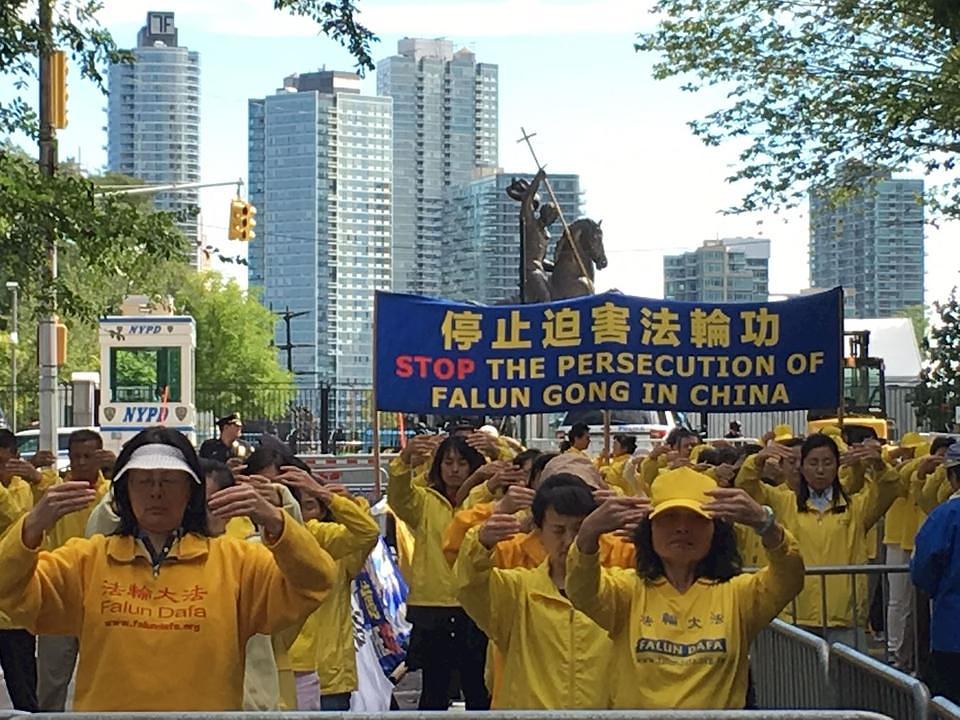 Protest Falun Gong praktikanata ispred sjedišta UN-a