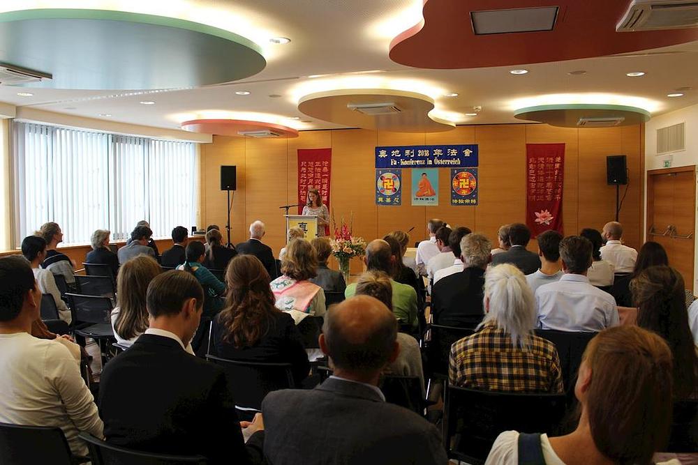 Praktikanti uče jedni od drugih na Fa konferenciji održanoj u Badenu. 