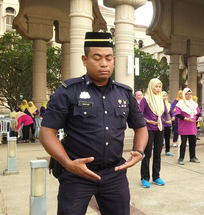 Gospodin Jaafar (prvi sa lijeve strane), čuvar državne kancelarije, uči Falun Gong