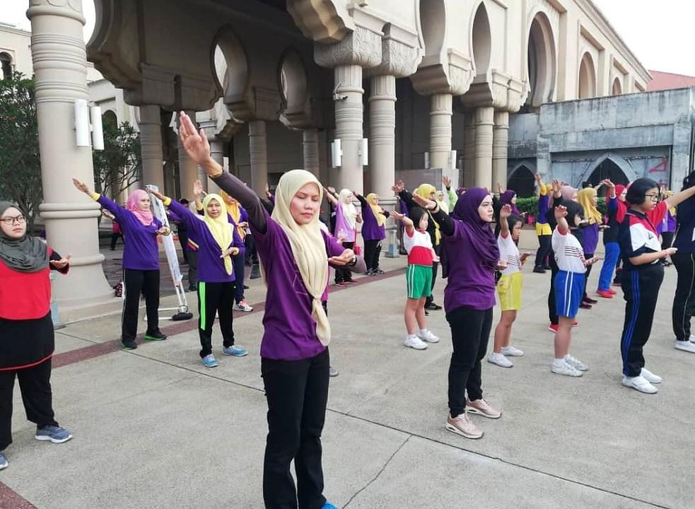 Članice PUSPANITA uče Falun Gong.
