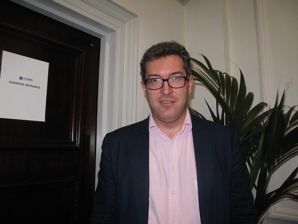 Gosp. Benedict Rogers, suosnivač i zamjenik predsjednika Odbora za ljudska prava bitanske konzervativne stranke i osnivač Hong Kong Watcha, prisustvuje javnom saslušanju.