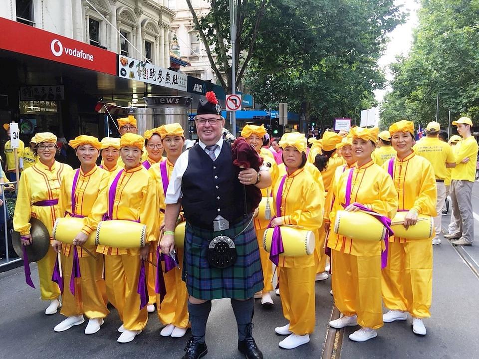 Walter Skilton pozira za grupnu fotografiju sa praktikantima.