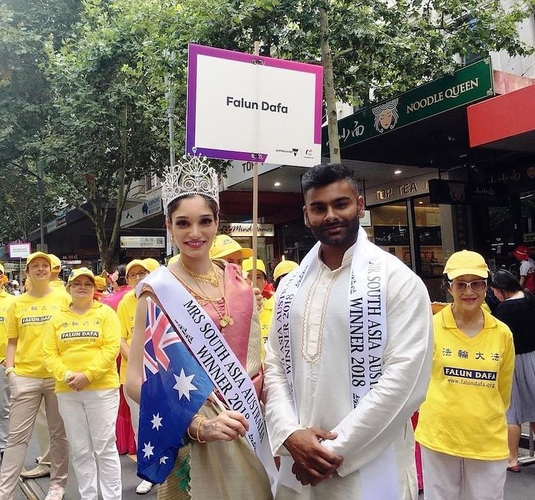 Dr. Tarini Fernando (lijevo) i Nishan Joseph poziraju za grupnu fotografiju sa praktikantima.