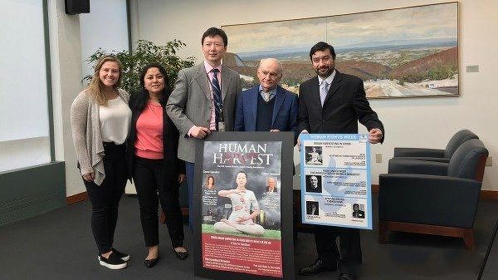 Odvjetnik za ljudska prava David Matas (drugi s desna) s ostalim organizatorima događaja.