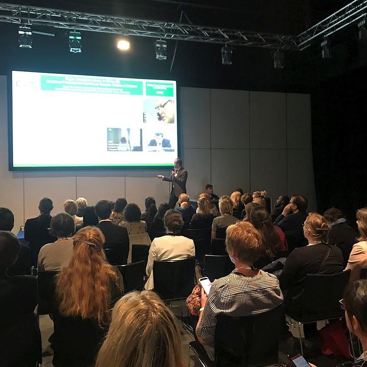 Huige Li s klinike Johannes Gutenberg-Universität Mainz daje prezentaciju tokom ESOT kongresa.