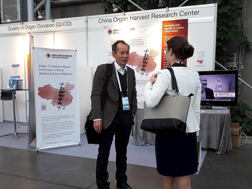 Nakon prezentacije Dr. Huige Lija (levo), doktorka se raspituje o opcijama rešavanje problema s organima