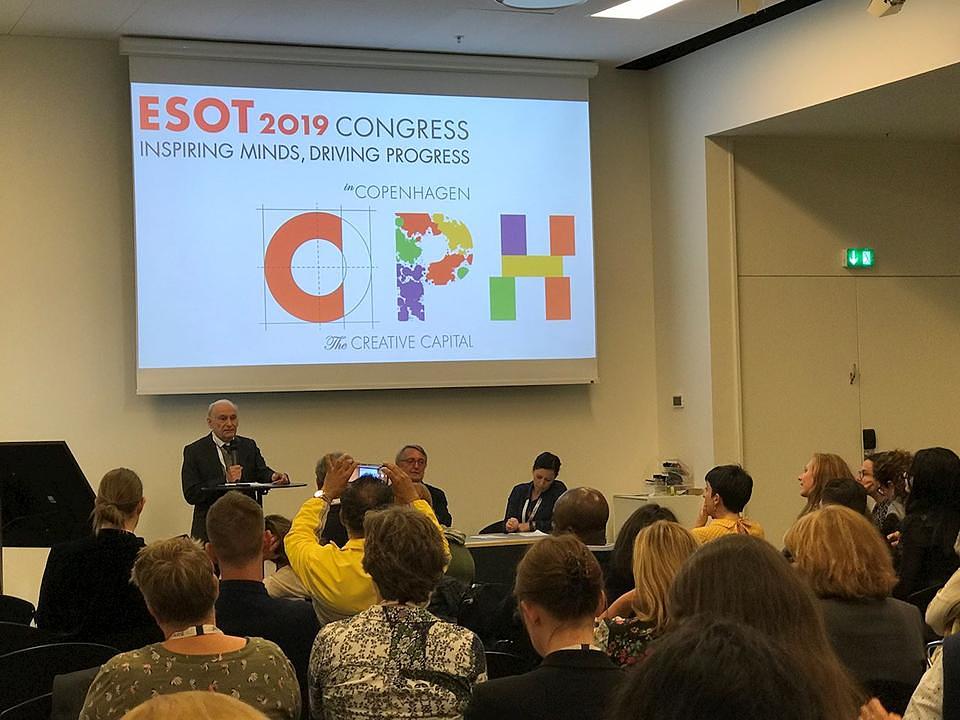 Poznati advokat za ljudska prava David Matas daje prezentaciju na kongresu.