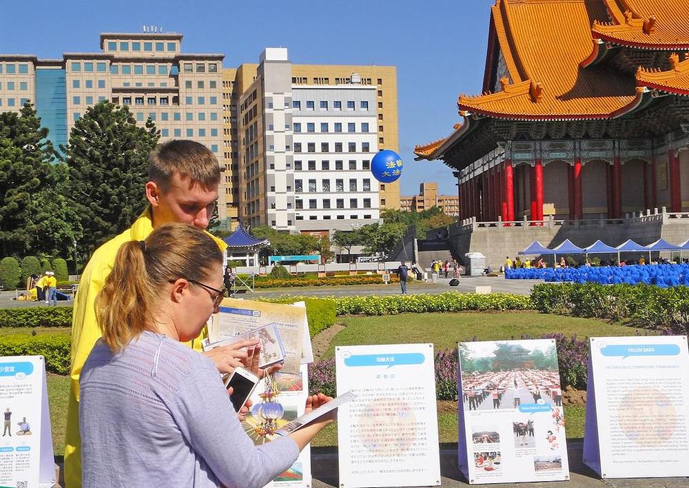 Fabian (lijevo), praktikant iz Münchena, u Njemačkoj, predstavlja ovu praksu jednom turistu.