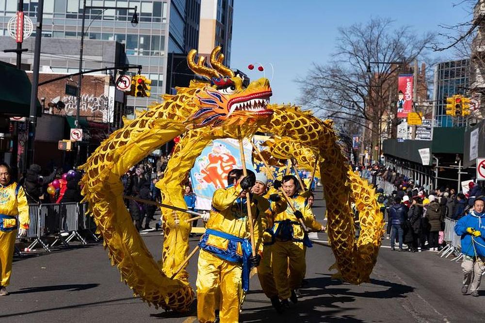 Praktikanti izvode zmajev ples.