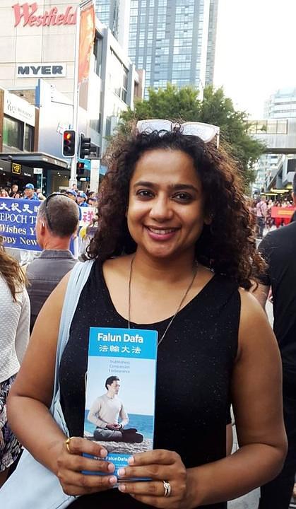 Snehi Rao se dopala muzika Tian Guo Marching Banda i dobošarske grupe