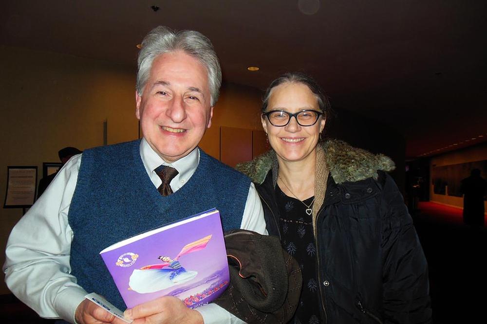 John Cimino, nagrađivani bariton, sa suprugom Rachel St-Vincent na predstavi Shen Yun u Lincoln Centru u New Yorku 8. marta.
 