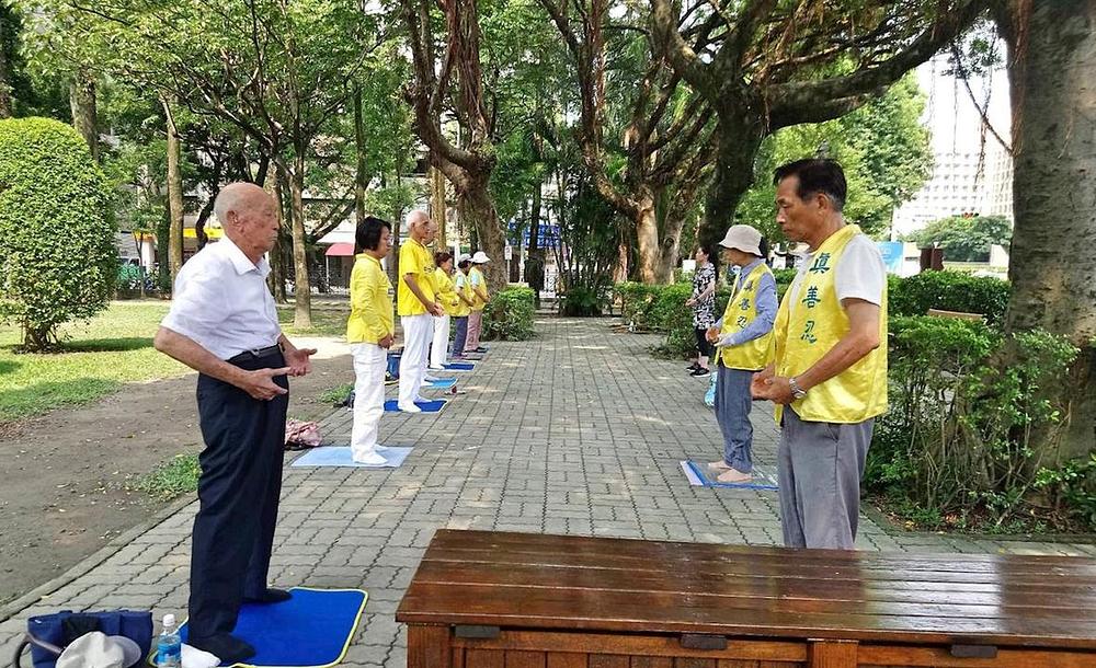 Devedesetogodišnji praktikant (lijevo) svaki dan izvodi sve vježbe 