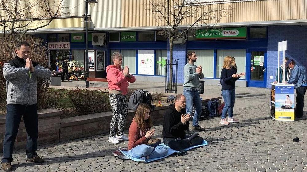 Praktikanti demonstriraju izvođenje vježbi u mjestu Topolčany u Slovačkoj.
