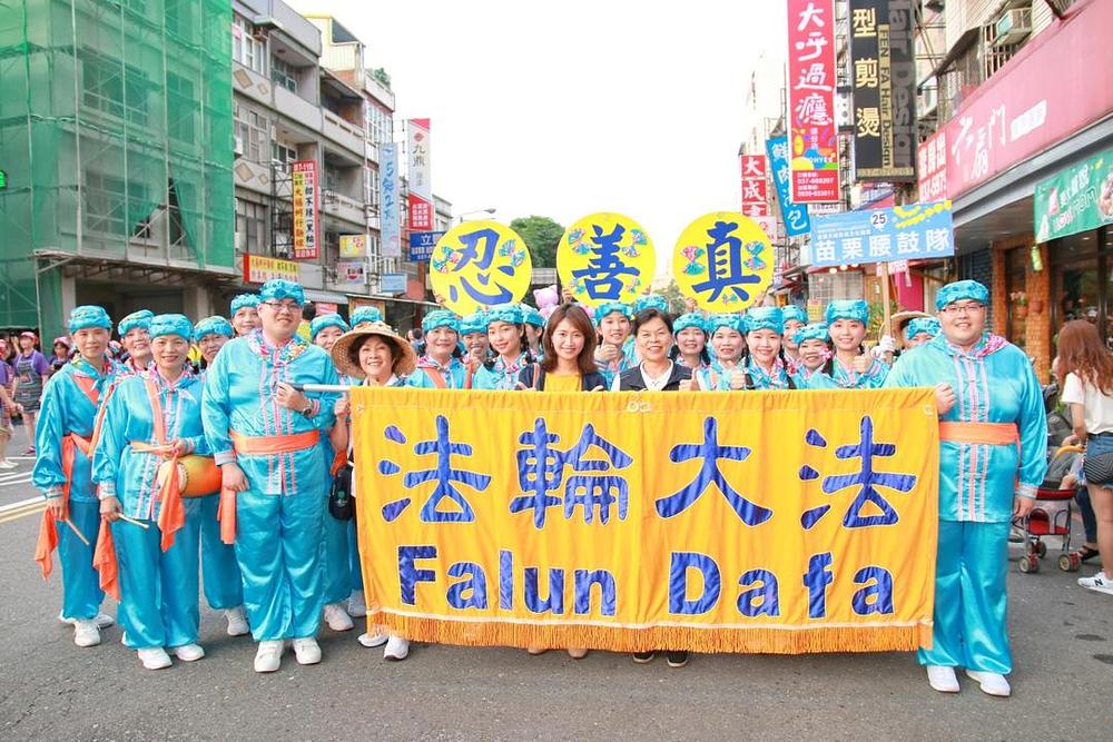 Gradonačelnica Toufena, Luo Xuezhu (u sredini slike) se slikala sa praktikantima.