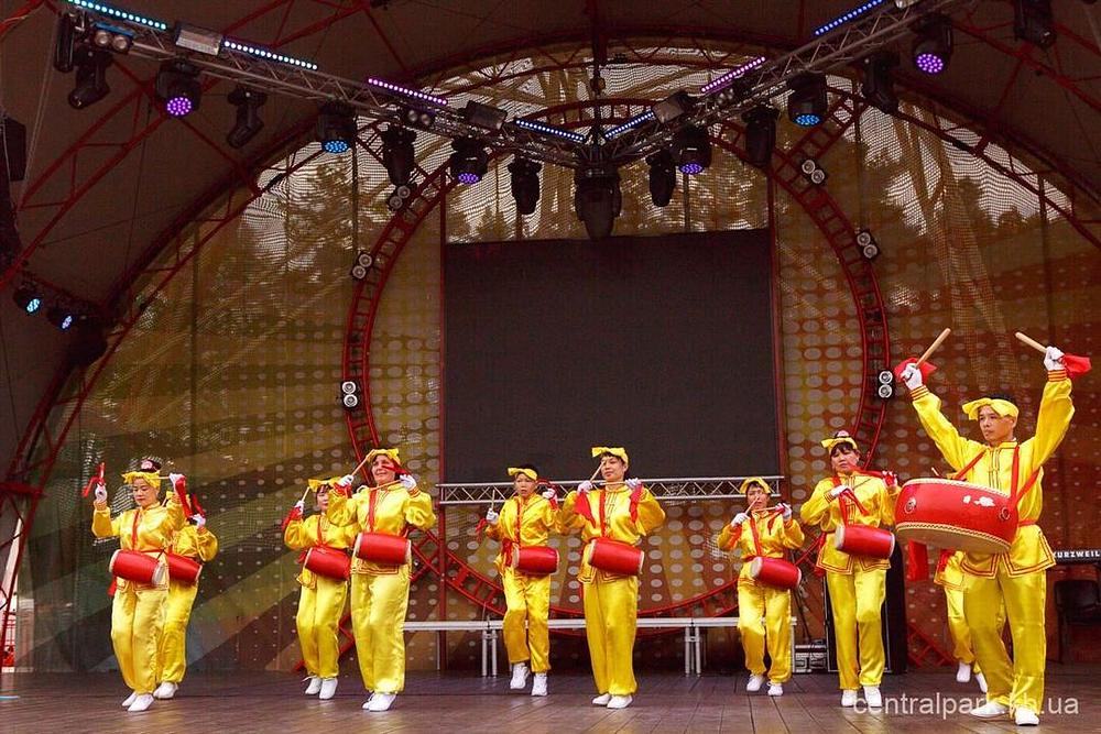 Na web stranicu organizatora događanja stavljena je slika tima bubnjara, praktikanata Falun Gonga.