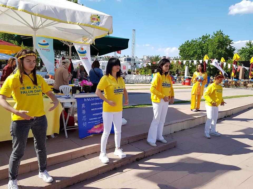 Demonstracija izvođenja Dafa vježbi u Antaliji.