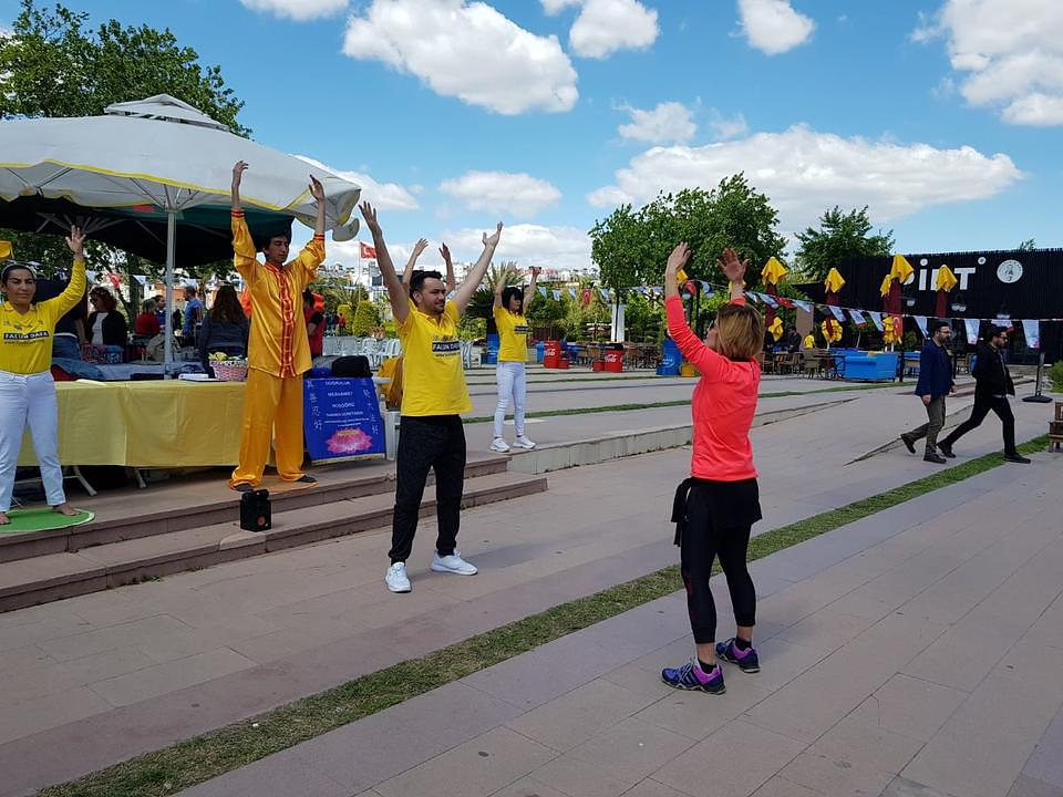 Günseli, turist, uči vježbe. Sutradan se vratila da sazna više.